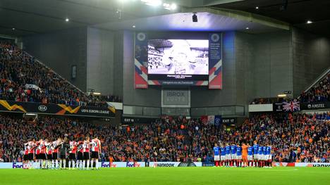 Schweigeminute vor dem Spiel der Glasgow Rangers gegen Feyenoord Rotterdam für Fernando Ricksen