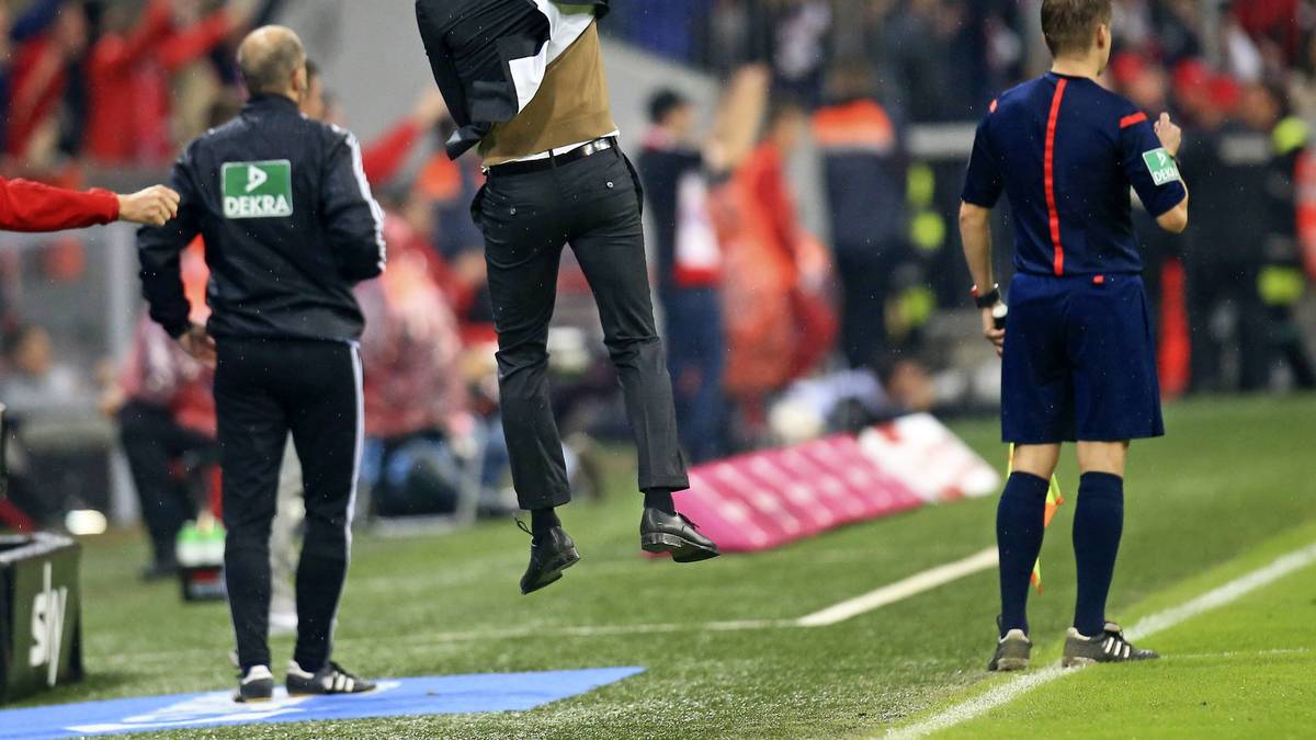 22. September 2015: Fünf Tore für die Geschichtsbücher. Für Guardiola gibt es kein Halten mehr, als Robert Lewandowski den VfL Wolfsburg im Alleingang aus der Allianz Arena schießt