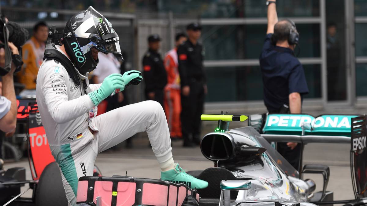 Jubeln darf dagegen Nico Rosberg, der dank der Patzer der beiden Ferraris und Hamiltons Pech ungefährdet zur Pole fährt