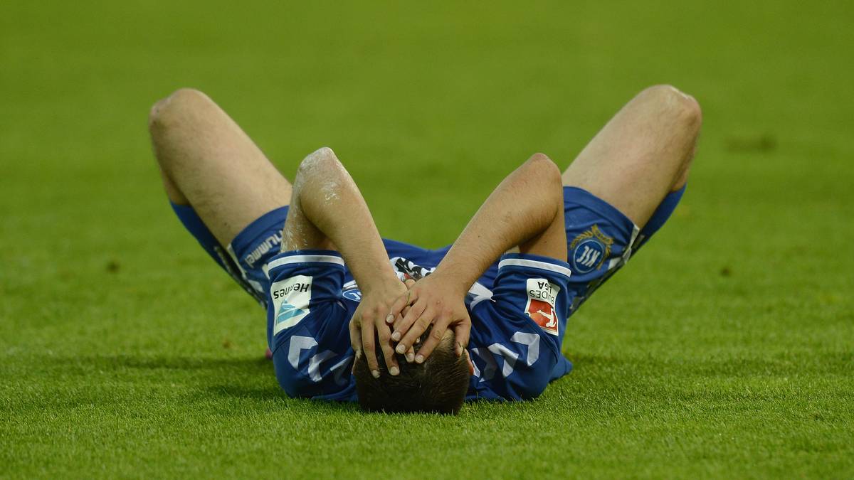 In der Verlängerung schafft Nicolai Müller den 2:1-Siegtreffer - und damit die erneute Rettung für den HSV. Der KSC fühlt sich um den Aufstieg betrogen, weil der Ausgleich erst nach einem strittigen Freistoßpfiff zustande kam