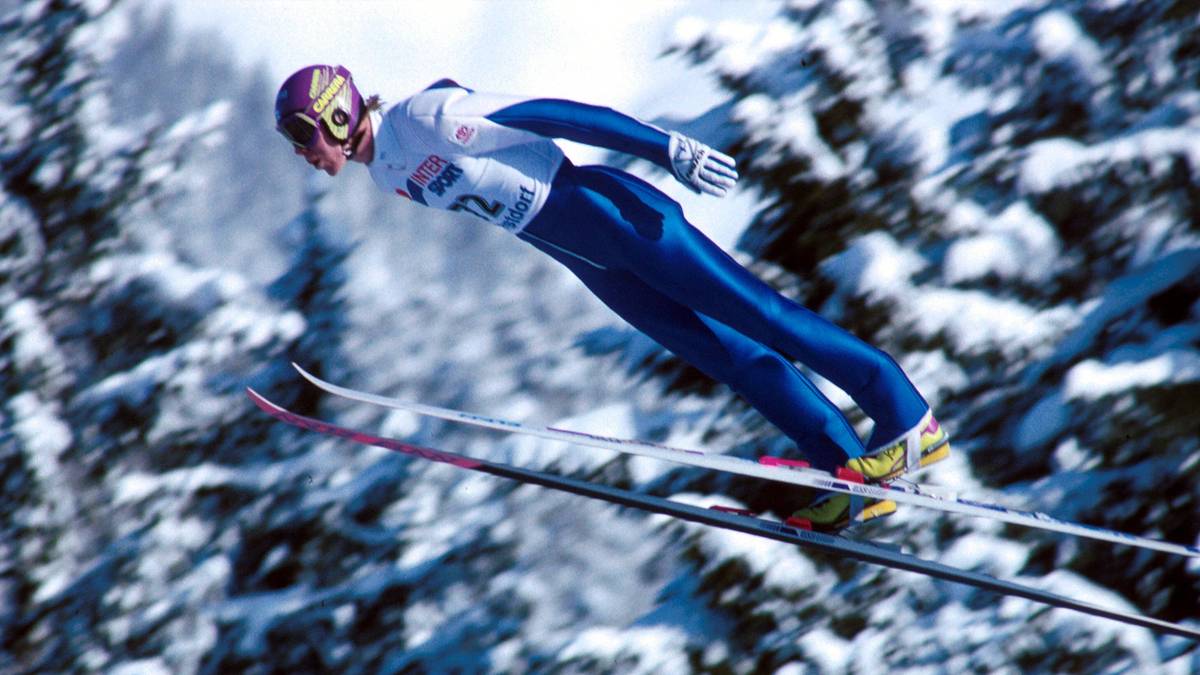 ...Weißflog führt vor dem Springen in Bischofshofen 2,5 Punkte vor Risto Laakkonen - und zeigt dann Nerven. Der Finne profitiert vom 19. Platz des Athleten aus der DDR und behält am Ende um 2,5 Punkte die Oberhand