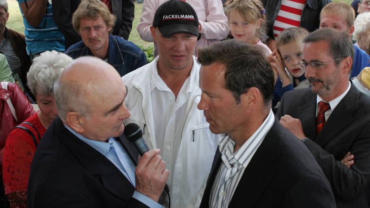 MDR-Sportreporterlegende Heinz Florian Oertel (li.) interviewt Henry Maske (vorn re.) und Axel Schulz (Mi.)