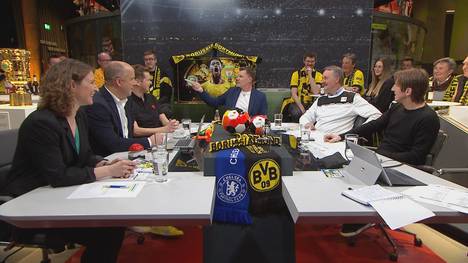 Thomas Helmer mit einer lustigen Anekdote zu seiner Zeit bei Borussia Dortmund, der Südtribüne und dem Schwimmbad dahinter.