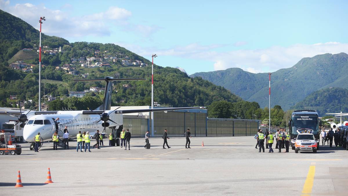 Der Mannschaftsbus der deutschen Nationalmannschaft steht schon bereit, um die Spieler ins Hotel zu bringen