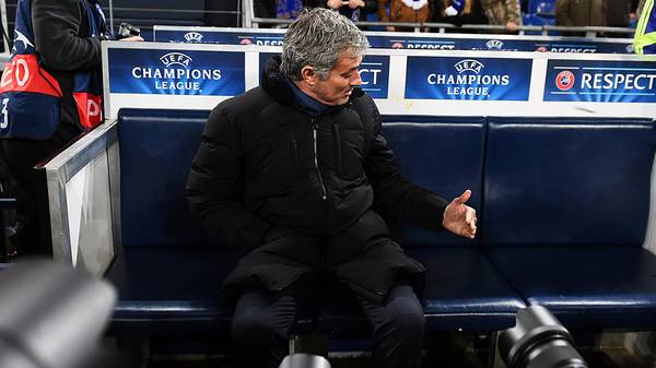 Jose Mourinho ist bei Chelseas Gastspiel in Gelsenkirchen begehrtes Fotomotiv