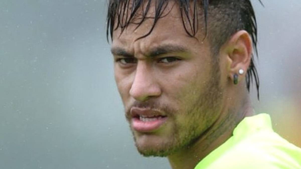 Die gleiche Frisur trägt Neymar auch schon während der WM-Vorbereitung im Mai, nur die Farbe kommt erst kurz vor dem Turnierstart ins Spiel