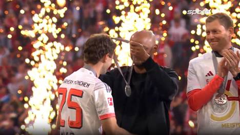 Thomas Müller ist ein letztes Mal deutscher Meister geworden. Bayerns Rekordspieler durfte die Schale als Erster in die Höhe stemmen.
