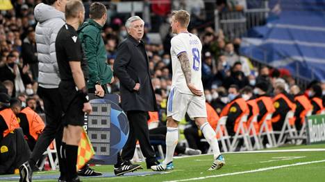 Toni Kroos reagierte sauer auf seine Auswechslung im Champions-League-Viertelfinale von Real Madrid gegen den FC Chelsea. Trainer Carlo Ancelotti löste das Problem ganz einfach.