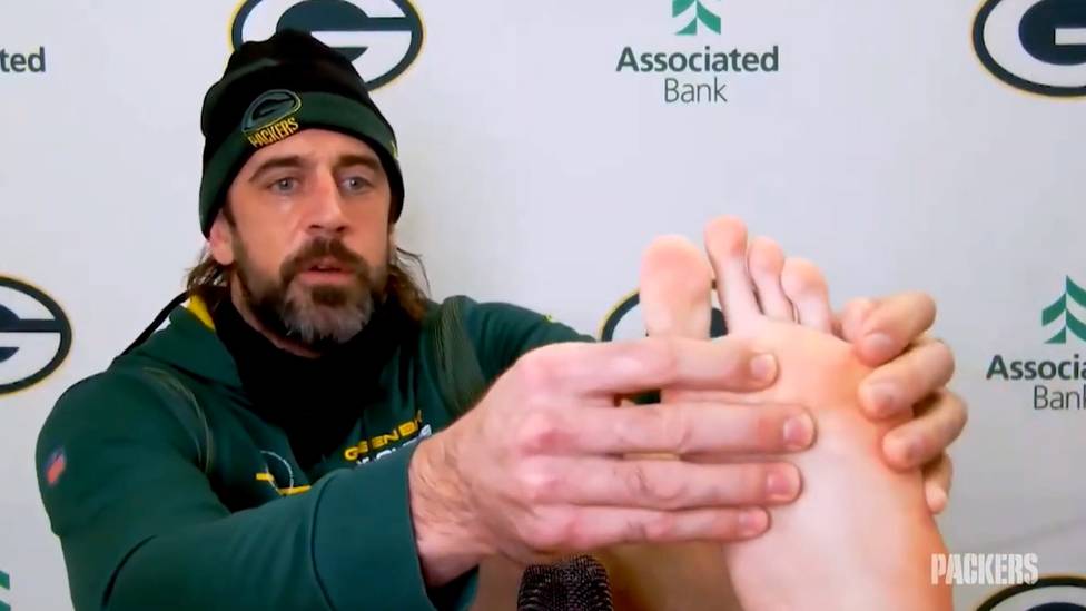 Packers-Quarterback Aaron Rodgers erkrankte vor Kurzem am Coronavirus. In einer Pressekonferenz hält der 37-Jährige seinen Fuß in die Kamera und beweist, dass es so etwas nicht gibt.