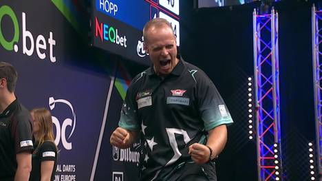 Max Hopp gewinnt sein Comeback auf der großen Darts-Bühne verdient souverän gegen José de Sousa mit 6:2 und zieht in die nächste Runde ein.