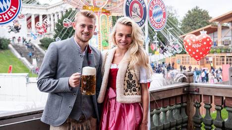 Beim FC Bayern hat nach vier sieglosen Spielen in der Bundesliga niemand Lust zu feiern. Doch um den Wiesn-Besuch kommen die Stars nicht herum. Die Frauen der Spieler scheinen besser gelaunt als die Fußball-Stars.