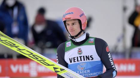Karl Geiger kann seinen Triumph von Oberstdorf in Garmisch nicht wiederholen. Dawid Kubacki stellt den Schanzenrekord ein und gewinnt das Neujahrsspringen.