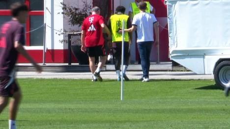 Der Neuzugang des FC Bayern muss im Training plötzlich behandelt und sogar vom Platz gefahren werden. Nicht die einzige Schrecksekunde an der Säbener Straße.