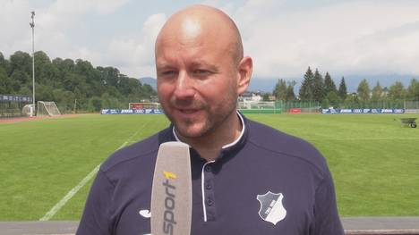 Sportdirektor Alexander Rosen hat seinen Vertrag bei der TSG 1899 Hoffenheim vorzeitig bis 2025 verlängert, am Rande des Trainingslagers spricht er über seine Ziele mit dem Verein sowie die ungewisse Zukunft des Nationalspielers David Raum.