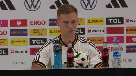 Joshua Kimmich wird vor den Länderspielen der deutschen Nationalmannschaft gegen Ungarn und die Niederlande auf zwei Perspektivspieler im DFB-Team angesprochen - und gerät ins Schwärmen.