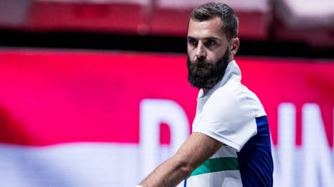 Tennis-Rüpel Benoit Paire hat sich erneut daneben benommen. Zunächst wütete er auf dem Platz, bevor er auf Twitter nachlegte. Dort protzte er mit seinem Reichtum.