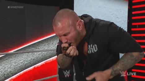 Bei WWE Monday Night RAW gehen die unheimlichen Ereignisse um Randy Orton und Alexa Bliss weiter. Orton spuckt plötzlich eine rätselhafte Flüssigkeit aus.