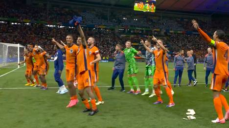 Nach dem Einzug ins Halbfinale der UEFA EURO 2024 feiern die Niederländer vor der Kurve mit ihrem viralen EM-Tanz. 