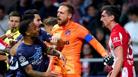 Beim Duell Atlético vs. Manchester City eskaliert die Situation in der Schlussphase. Es kommt zu einem Kopfstoß, Savic zieht Grealish an den Haaren. In den Katakomben muss sogar die Polizei eingreifen.