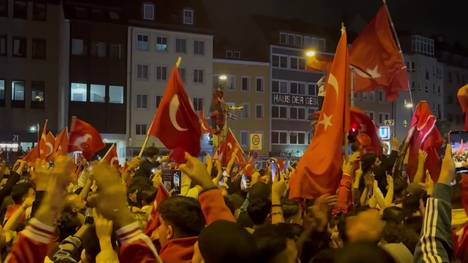 Nach dem Einzug ins EM-Viertelfinale feiern unzählige türkische Fans ausgelassen auf den Straßen und liefern dabei atemberaubende Bilder.