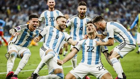 Argentinien liefert sich mit den Niederlanden einen irren Fight, der erst nach dem Elfmeterschießen entschieden wird.