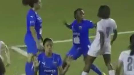 Ein Spiel der Frauenliga in Panama ist eskaliert, Spielerinnen von Plaza Amador schlagen zwei Gegenspielerinnen von Sporting San Miguelito mit der Faust mitten ins Gesicht. 