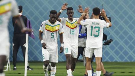 Senegal hat sich mit einem 2:1-Sieg über Ecuador auch ohne Sadio Mané für das WM-Achtelfinale qualifiziert