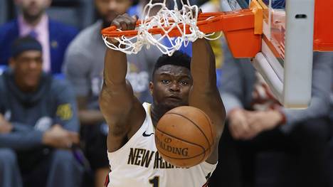 Der Star-Basketballer Zion Williamson bleibt den New Orleans Pelicans in der NBA für 5 Jahre erhalten. Laut ESPN kassiert der Power Forward dafür ganze 193 Millionen Dollar.