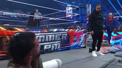 Der SummerSlam-Hauptkampf zwischen Roman Reigns und Jey Uso endet mit einer Wendung, die Fans das Herz bricht: Jey wird vom eigenen Bruder verraten!