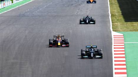Lewis Hamilton trumpft im WM-Kampf auf und hält sich Max Verstappen vom Hals. Sebastian Vettel kann seine Ausgangsposition nicht nutzen, seine Flaute geht weiter.