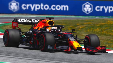 Max Verstappen ist ein weiterer Schritt in Richtung WM-Titel gelungen! Der Red-Bull-Pilot setzte sich beim Großen Preis von Österreich souverän vor Mercedes-Pilot Valtteri Bottas und McLaren-Fahrer Lando Norris durch. 