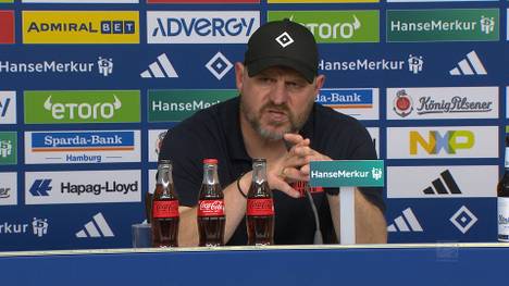 Eigentlich hatten sich Steffen Baumgart und Fabian Hürzeler direkt nach dem Derby zwischen dem Hamburger SV und St. Pauli noch versöhnlich gezeigt. Doch auf der Pressekonferenz schlägt der HSV-Trainer einen anderen Ton an!