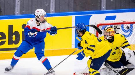 Die 14-jährige Slowakin Nela Lopusanova überzeugt bei der U18-WM Fans und Experten. Im Spiel gegen Schweden schreibt sie sogar Eishockeygeschichte