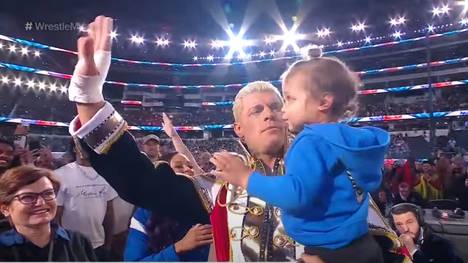 Vor seinem bislang größten WWE-Match gegen Roman Reigns zelebriert Cody Rhodes einen emotionalen Einzug seiner Familie - und verleiht ein Geschenk an den Sohn seines verstorbenen Weggefährten Brodie Lee.