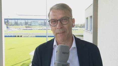 Unter der Woche gab Schalke-Sportdirektor Rouven Schröder seinen Rücktritt bekannt. Die anschließende PK wurde von vielen als seltsam empfunden. Sportvorstand Peter Knäbel begründet seinen Auftritt.  