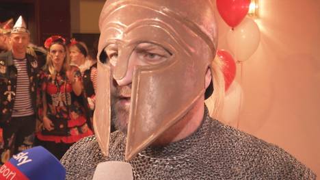 Bei der Karnevalsfeier des 1. FC Köln zeigt sich Steffen Baumgart im Gladiator-Kostüm und in bester Feierlaune. 