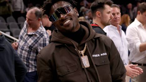 Mal wieder tritt Skandal-Profi Antonio Brown gegen seinen ehemaligen Arbeitgeber und Teamkollegen nach. 