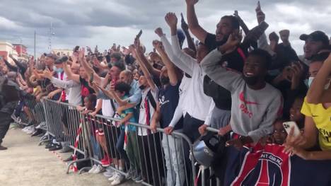 Lionel Messi ist in Paris angekommen und zeigt sich den PSG-Fans. Die Unterschrift steht wohl unmittelbar bevor.