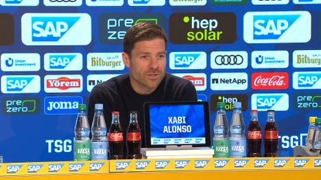 Victor Boniface zieht nach seinen Toren gegen Hoffenheim die Hose runter. Leverkusen-Trainer Xabi Alonso wird anschließend auf der PK mit dem extravaganten Torjubel konfrontiert.