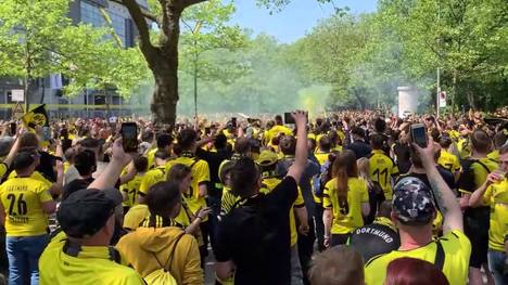 Borussia Dortmund kann nach elf Jahren erstmals deutscher Meister werden. Tausende Fans sind schon vor dem Anpfiff der Partie gegen Mainz in Feierlaune.