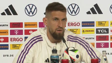 Auf einer Pressekonferenz der deutschen Fußballnationalmannschaft sprechen Jonathan Tah und Robert Andrich über Brajan Gruda und Rocco Reitz.