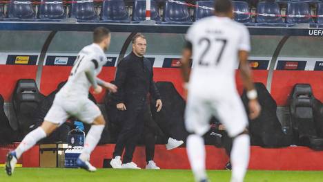 Bayern-Trainer Hansi Flick wirkte angefressen nach der Partie in Salzburg. Selbst der klare Sieg konnte die Laune nicht steigern.