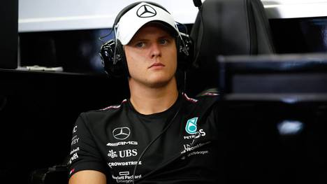 Mick Schumacher war am Wochenende bei einem Motorsportfestival in England zu Gast. Dabei schlüpfte er in den Rennwagen seines Vaters - und in dessen Outfit.