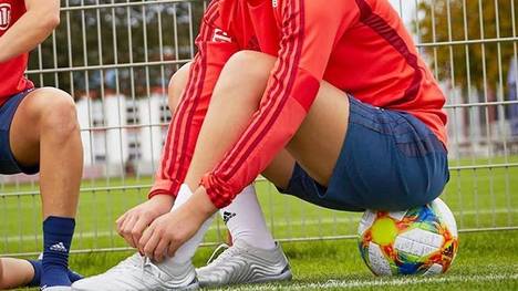 Ex-Nationalspieler Sami Khedira hat eine neue Frau an seiner Seite. Passend zum Juventus-Star spielt sie beim FC Bayern und ist deutsche Nationalspielerin.