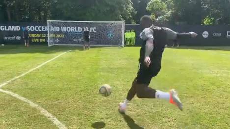 Beim Training der Wohltätigkeitsveranstaltung Soccer Aid überrascht der Läufer Usain Bolt mit diesem Traumtor. 