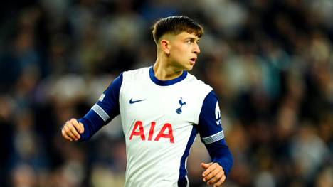 The former national player is not going at all in Tottenham. Now he has a 17-year-old breathing down his neck that is inspiring the masses. 