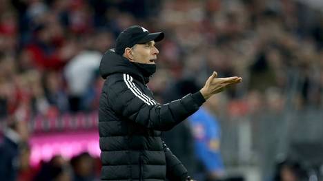 Weil Thomas Tuchels Aus zum Saisonende feststeht, spricht der Noch-Trainer die Probleme beim FC Bayern klar an. Seine Angriffslustigkeit soll auch bei seiner Kabinenansprache nach dem Aus aufgefallen sein.