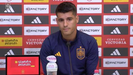 Auf einer Pressekonferenz der spanischen Herren-Nationalmannschaft hat sich Álvaro Morata im Namen des Teams zu dem Rubiales-Kuss-Skandal bei der Frauen-WM geäußert. Die Mannschaft verurteile das inakzeptable Verhalten von Luis Rubiales.