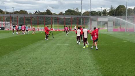 Aufatmen bei den Bayern-Fans: Harry Kane, am Samstag im Topspiel gegen Leverkusen noch angeschlagen ausgewechselt, trainierte heute wieder mit der Mannschaft und sollte damit fit sein für den Champions-League-Kracher gegen Aston Villa.