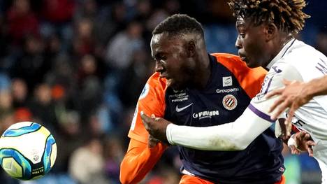 Große Sorge um Profi Junior Sambia: Der Mittelfeldspieler von HSC Montpellier musste am Donnerstag in einem Krankenhaus intubiert und in ein künstliches Koma versetzt werden, das berichtet L'Equipe.